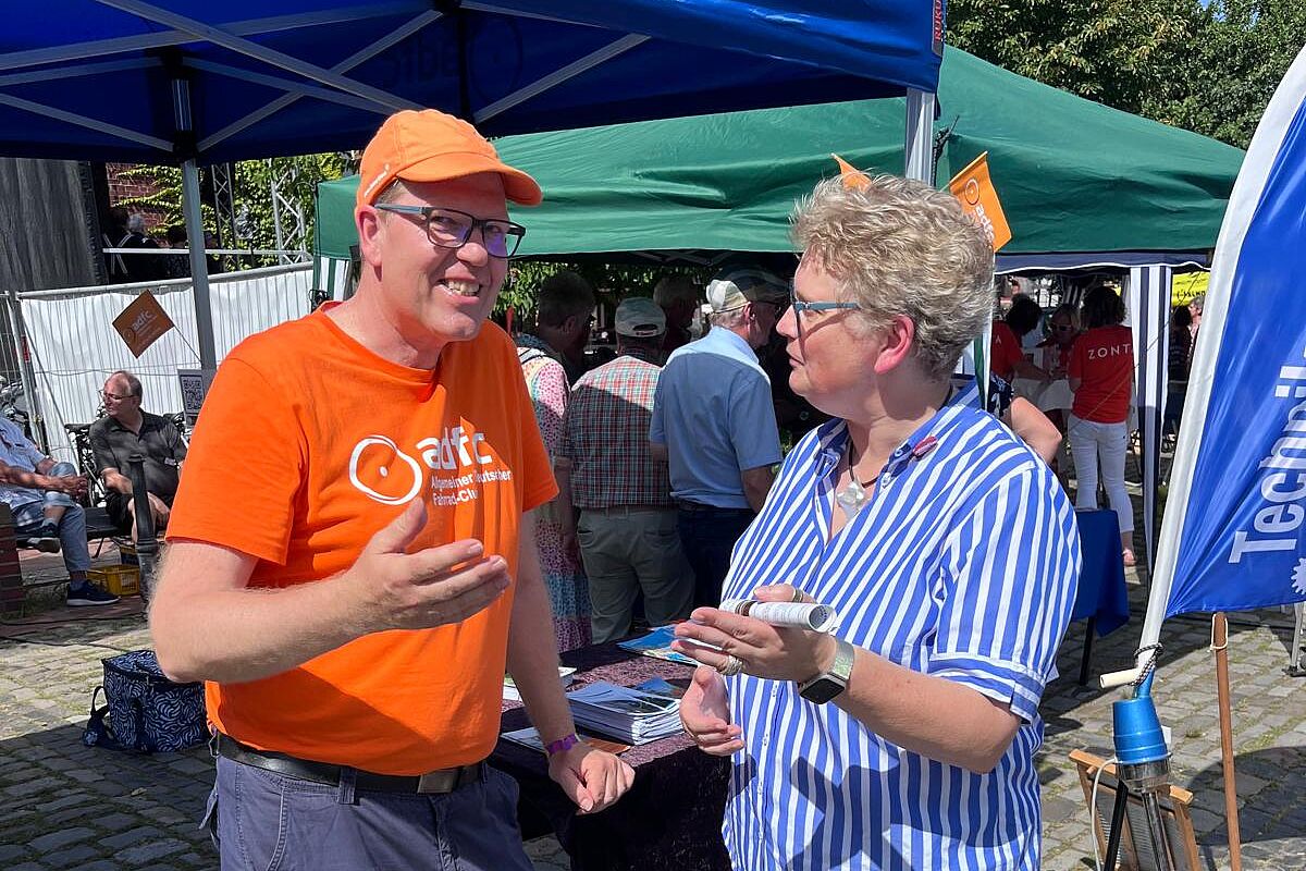 Landratskandidatin Tammen auf dem ADFC Stand