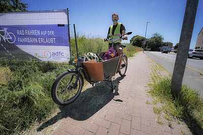 Plakat Radfahren auf der Fahrbahn
